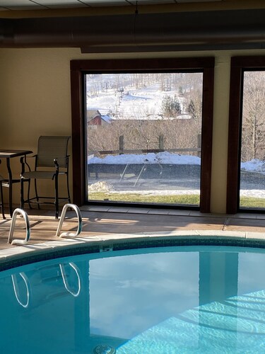 Spacious cozy bedroom with pvt. full bath. Walking distance to Mt Snow ski lifts