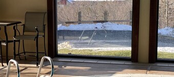 Spacious cozy bedroom with pvt. full bath. Walking distance to Mt Snow ski lifts