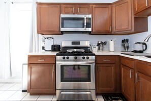 Een koelkast, een magnetron, een oven, een kookplaat