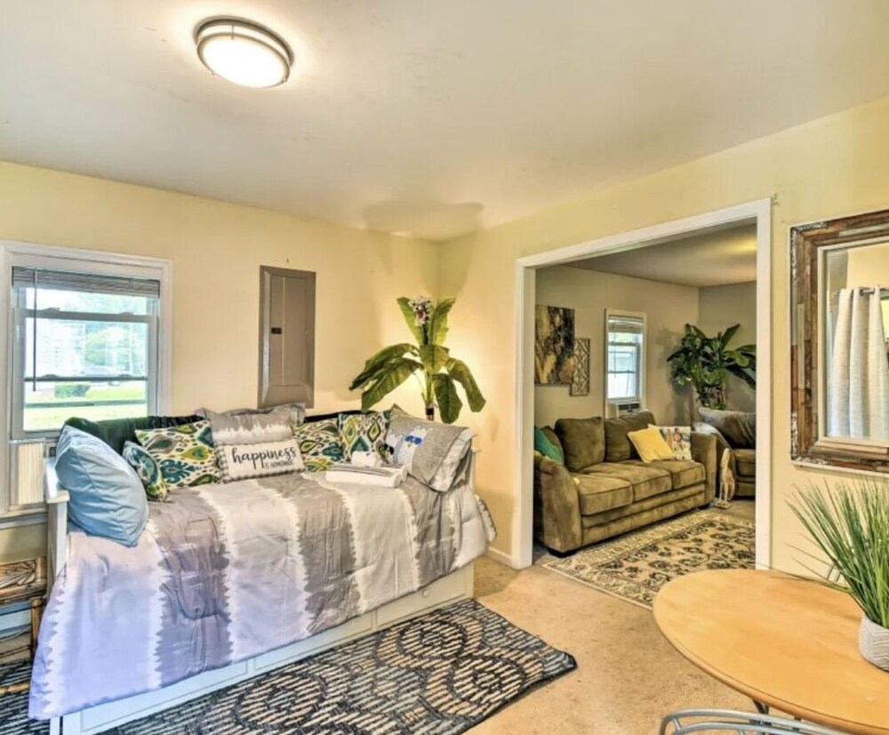Cozy Marina Home, Pet Friendly, Free Parking, huge yard for pets and