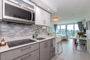 Kühlschrank, Mikrowelle, Herdplatte, Wasserkocher mit Kaffee-/Teezubehör