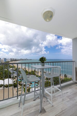 Outdoor dining - 5 minutes to SJU airport, Steps to Isla Verde Beach, 15th Fl. w/Prkg @ESJ Towers (Carolina)