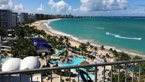 Un complex turístic amb una piscina gran, platja i vista a l'oceà.
