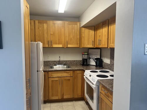 Waikiki Apartment sleeps 5 parking included 