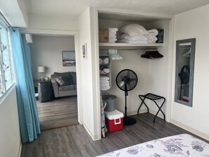 1 habitación, escritorio, tabla de planchar con plancha y wifi 