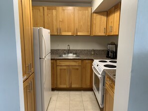 Fridge, microwave, oven, stovetop - Waikiki Apartment sleeps 5 parking included  (Honolulu)