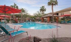 Alberca al aire libre y alberca climatizada