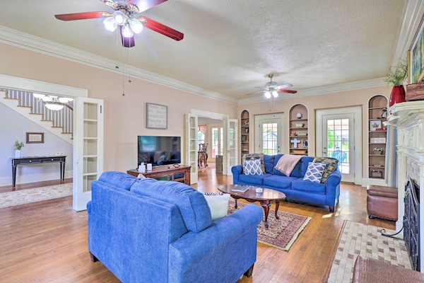Corsicana Vacation Rental | 4BR | 2BA | 2,924 Sq Ft | Stairs Required for Access