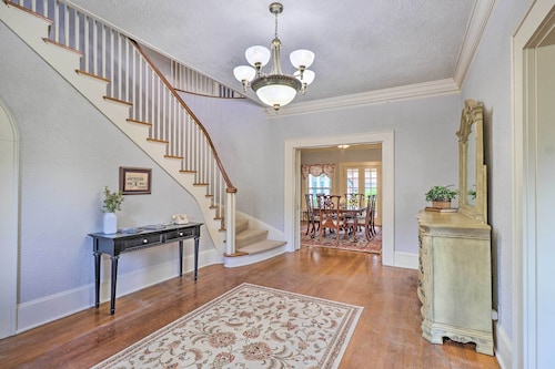 1920s Corsicana Home: Group Getaway Near Downtown!
