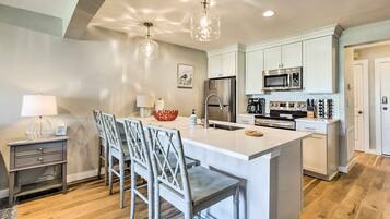 Fridge, microwave, stovetop, dishwasher