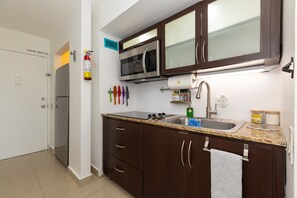 ثلاجة، ميكروويف، موقد طهي مسطح، ماكينة لصنع القهوة/الشاي