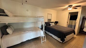6 Schlafzimmer, Schreibtisch, Reisekinderbett, kostenloses WLAN