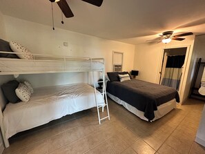 6 Schlafzimmer, Schreibtisch, Reisekinderbett, kostenloses WLAN