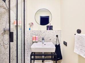 Shower, eco-friendly toiletries, hair dryer, towels - Numa Berlin Torstrasse (Berlin)