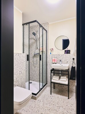 高级房, 阳台 | 浴室 | 淋浴设施、环保洗浴用品、吹风机、毛巾