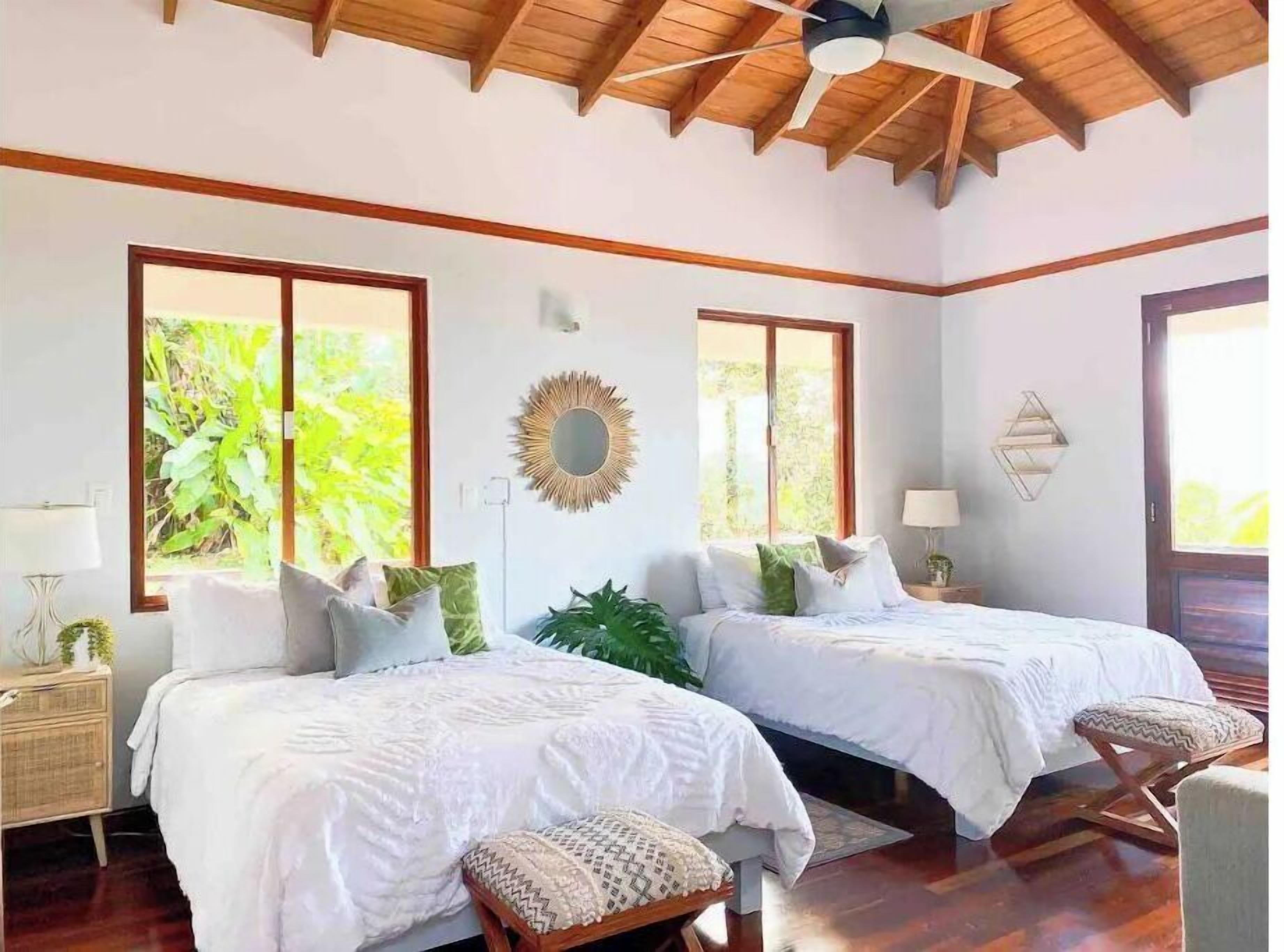 3 habitaciones, escritorio, tabla de planchar con plancha y wifi gratis 