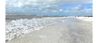  Waterfront House | Private Heated Pool &. Jacuzzi| 1 mile to beach| 5 Beds