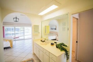 5 bedrooms, in-room safe, desk, iron/ironing board