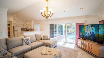 Smart TV, fireplace, ping pong