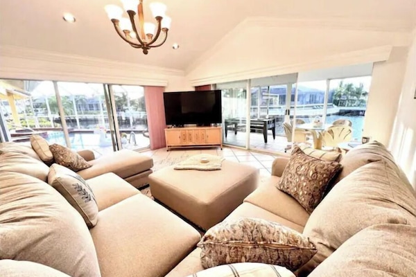 Smart TV, lareira, mesa de pingue-pongue