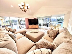 Smart-TV, Kamin, Tischtennisplatte