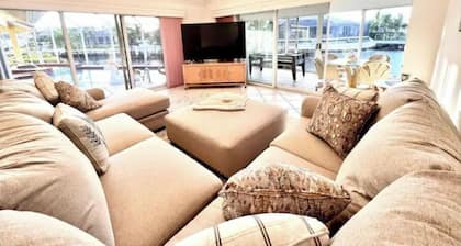 Waterfront House | Private Heated Pool &. Jacuzzi| 1 mile to beach| 5 Beds