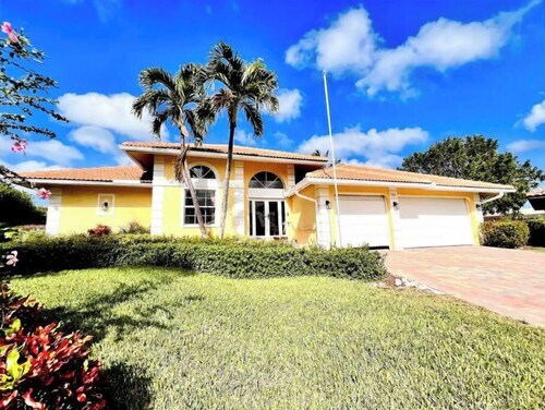  Waterfront House | Private Heated Pool &. Jacuzzi| 1 mile to beach| 5 Beds