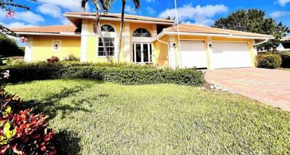 Waterfront House | Private Heated Pool &. Jacuzzi| 1 mile to beach| 5 Beds