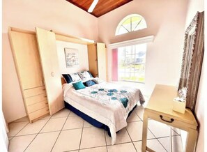 5 chambres, coffres-forts dans les chambres, bureau