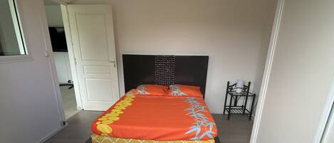 2 bedrooms, iron/ironing board, travel crib, WiFi (free)