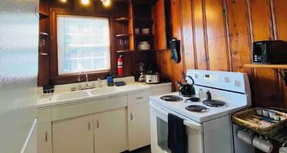 😍 Downtown Cozy Cottage with Indoor Fireplace