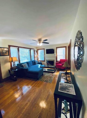 😍 Downtown Cozy Cottage with Indoor Fireplace