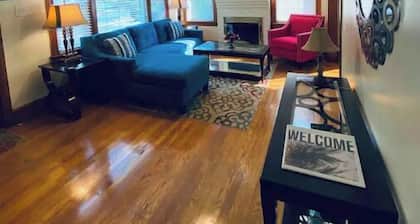 😍 Downtown Cozy Cottage with Indoor Fireplace