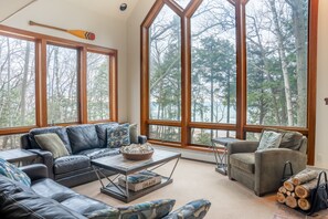 Televisión, reproductor de DVD, libros y videoteca 