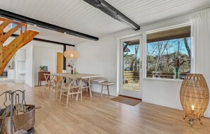 تناول الطعام بالخارج