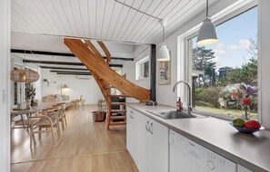 Réfrigérateur, four à micro-ondes, surface de cuisson, lave-vaisselle