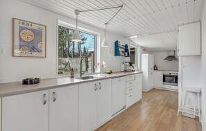 ثلاجة، موقد طهي مسطح، غسالة أطباق، ماكينة لصنع القهوة/الشاي