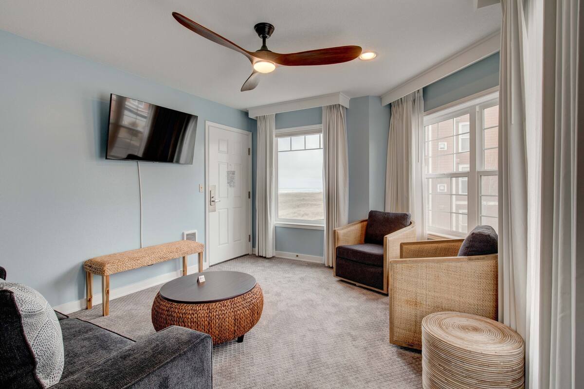 Queen Suite with Jetted Tub Partial Ocean View | Memory foam beds, WiFi (free), bed sheets