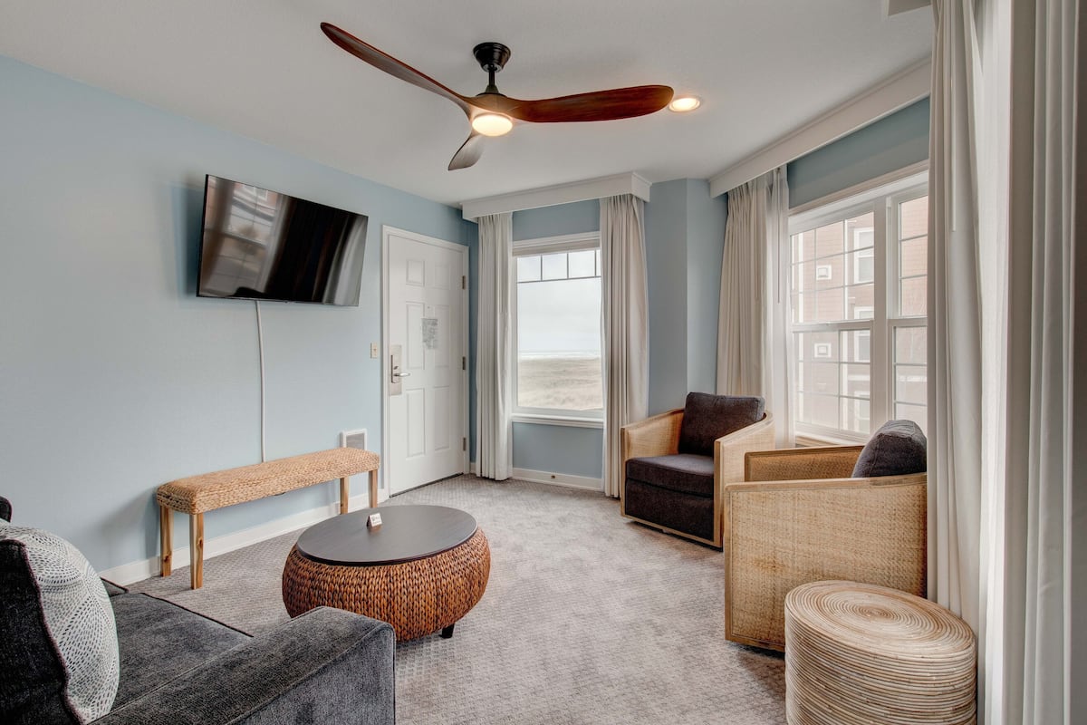 Queen Suite with Jetted Tub Partial Ocean View | Memory foam beds, free WiFi, bed sheets