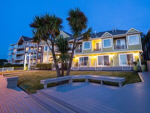 Voorkant accommodatie - avond/nacht