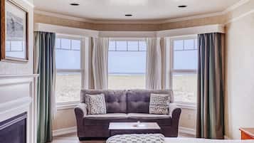 Oceanfront King Deluxe | Memory foam beds, free WiFi, bed sheets