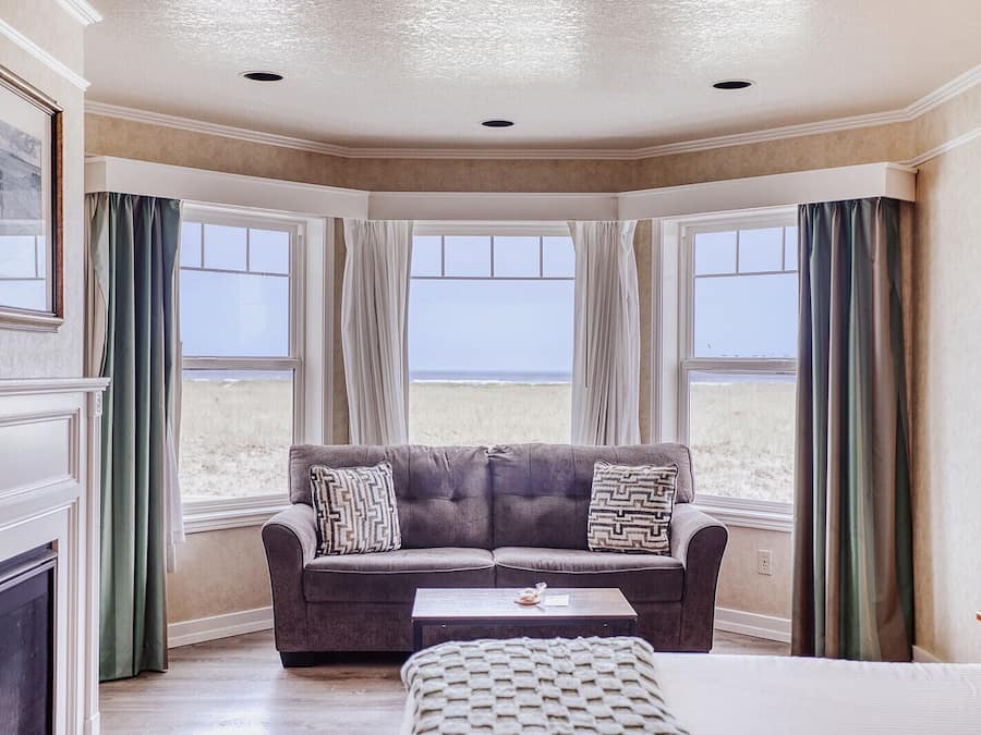 Oceanfront King Deluxe | Memory foam beds, free WiFi, bed sheets