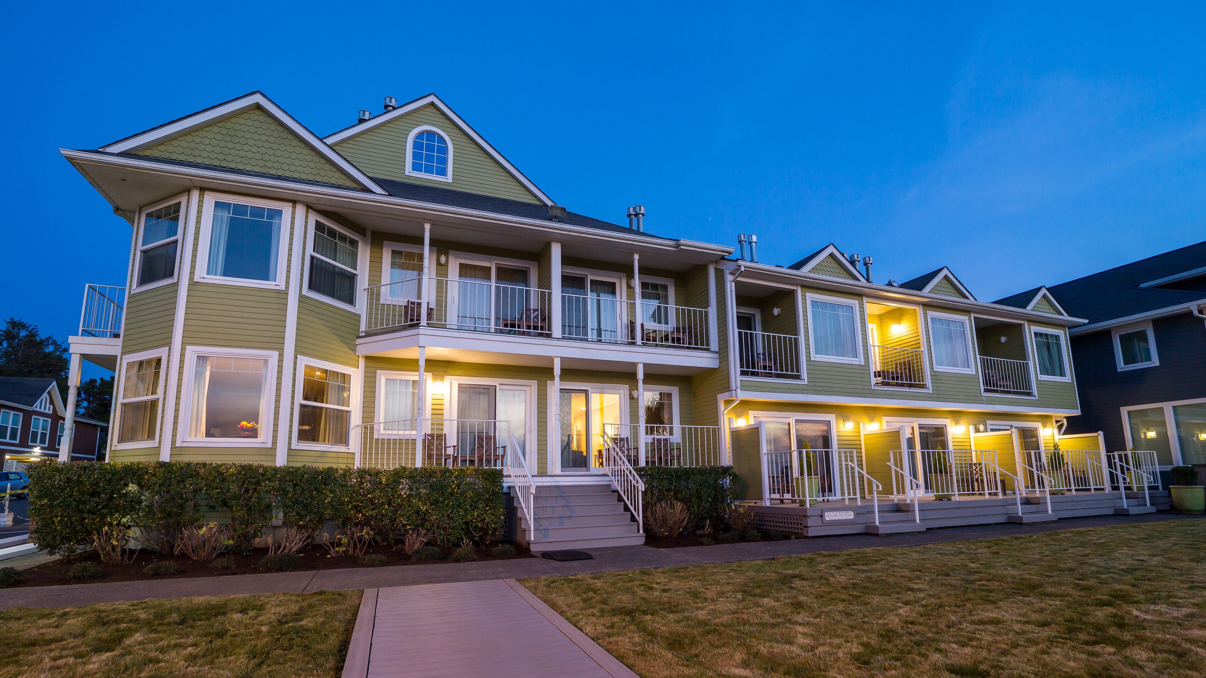 住宿正面 - 傍晚/夜晚