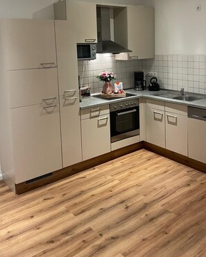 Kühlschrank, Mikrowelle, Ofen, Herdplatte