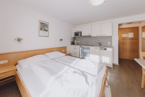 1 Schlafzimmer, Schreibtisch, Bügeleisen/Bügelbrett, Reisekinderbett