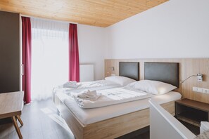 1 Schlafzimmer, Schreibtisch, Bügeleisen/Bügelbrett, Reisekinderbett