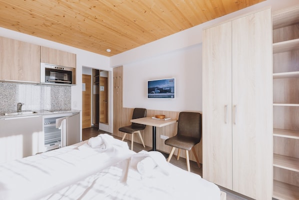 1 soverom, skrivebord, strykejern/-brett og reiseseng for barn