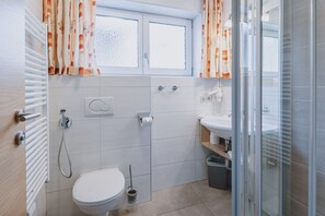 Douche, sĂšche-cheveux, serviettes fournies, savon