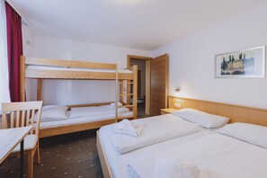 Bureau, fer et planche Ă repasser, lit parapluie, Wi-Fi gratuit