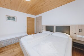 1 chambre, bureau, fer et planche à repasser, lit parapluie